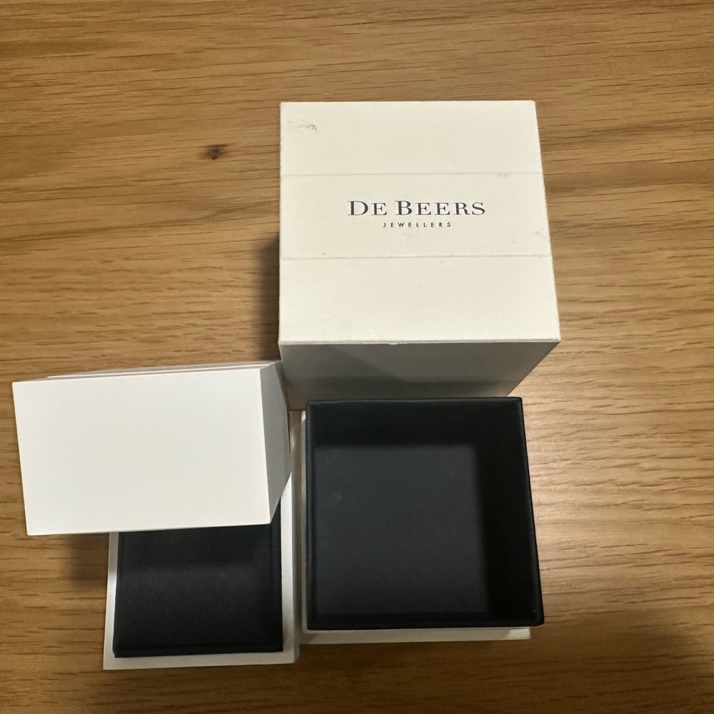 De Beers Jewelry box with Minimalist Design
